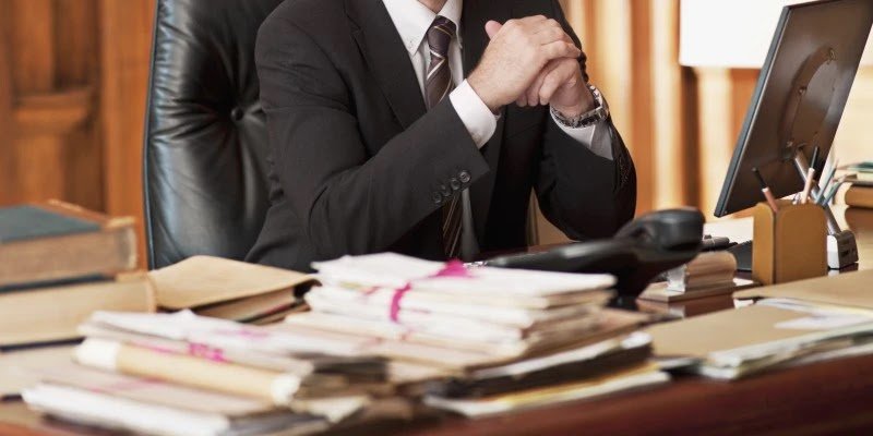 Mazo de juez y balanza representando los procedimientos judiciales de la ley